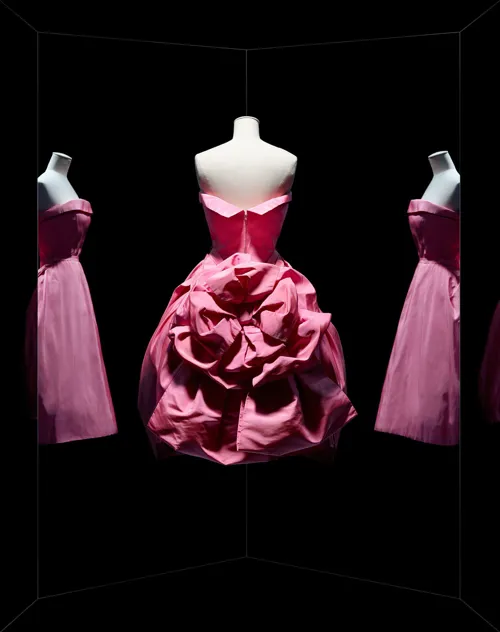 Photo 2 de Visite guidée : Exposition Christian Dior, couturier du rêve | par Loetitia Mathou