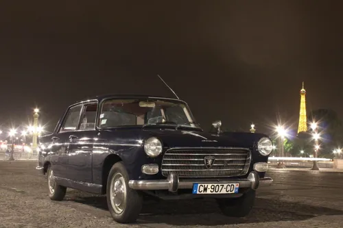 Photo 2 de Balade guidée en voiture - Peugeot 404 de 1963 : Paris Rive droite