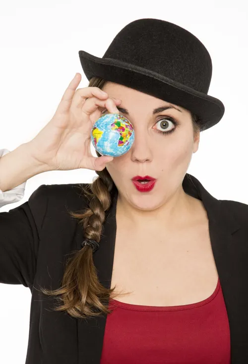 Photo 1 de Nina, des tomates et des bombes