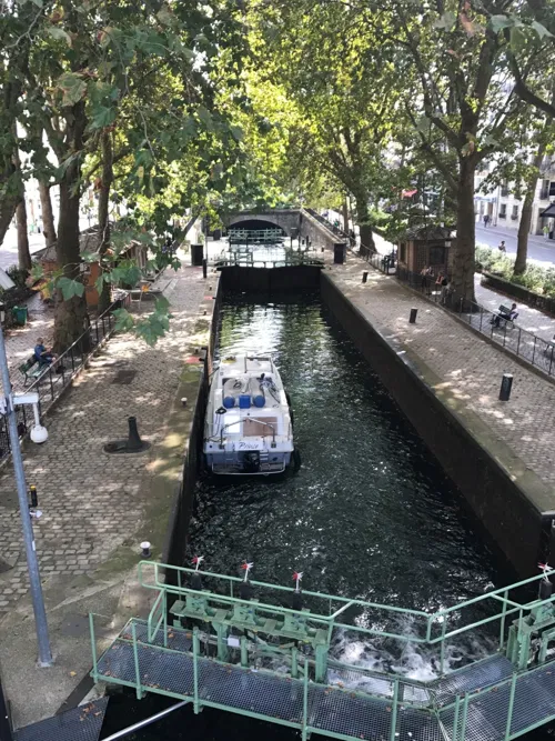 Affiche de Visite guidée : Une balade autour du Canal Saint-Martin et du bassin de la Villette | par Loetitia Mathou