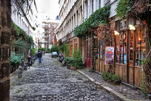 Affiche de Visite guidée : Balade dans le faubourg Saint-Antoine, de l'abbaye à l'artisanat | par Loetitia Mathou