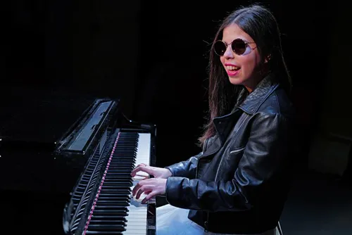 Photo 4 de Sarina dans Lève-toi
