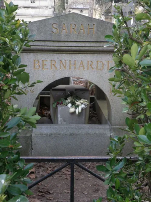 Photo 8 de Visite-guidée : Père Lachaise - célébrités et insolite | Par Paul Bauer