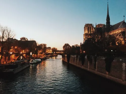 Affiche de Visite guidée : Les secrets sombres de Paris | par Hanna Shemeliak