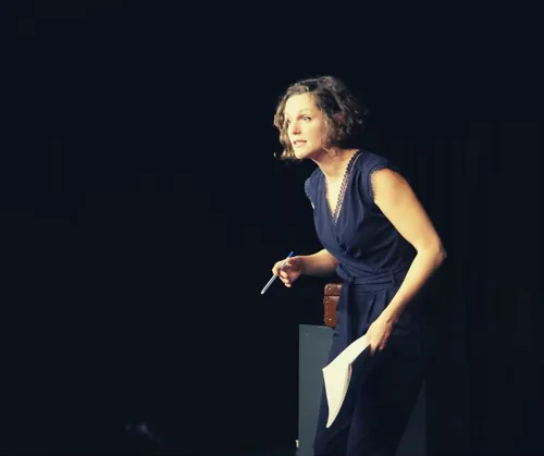 Marion Pouvreau Mais t'as quel age seul en scène