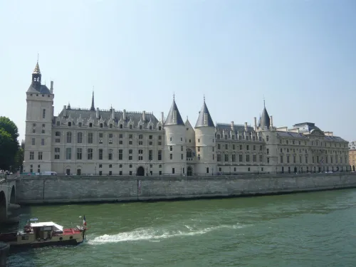 Affiche de Visite guidée : La Conciergerie, du palais royal à la prison par Loetitia Mathou