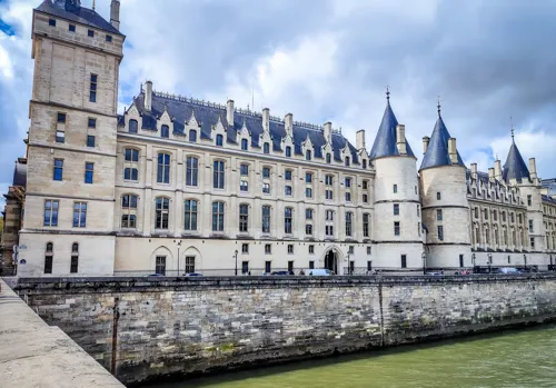 Affiche de Visite guidée : De la conciergerie au Procope | par Mireille Gardon