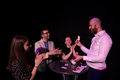 Ugo avec un H Table Illusionniste 3 Spectateurs Applaudissements