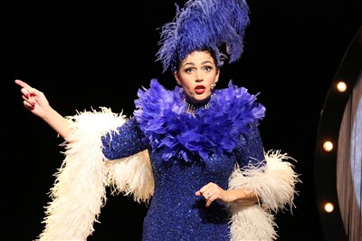 pourquoi le public a t il le droit de crier pendant un show Burlesque ??