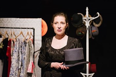 Photo 1 de Pascale Bouillon dans Au bonheur des dames