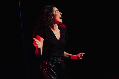 Photo 2 de Isabelle Vitari dans Bien Entourée