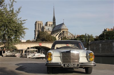 Photo 2 de Balade guidée en voiture - Mercedes 280 SE de 1970 : Paris Rive gauche