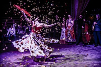 Photo 1 de Romanès Cirque Tzigane dans La Trapéziste des Anges !