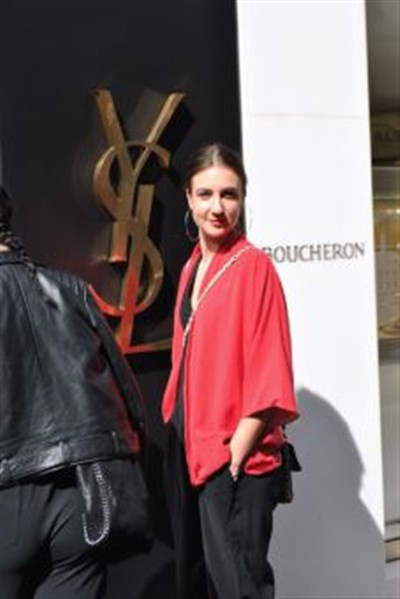 Photo 7 de Visite guidée : La mode et le luxe Avenue Montaigne avec une styliste