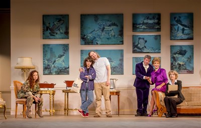 Photo 4 de La famille et le potager | avec Marie-Anne Chazel et Régis Laspalès