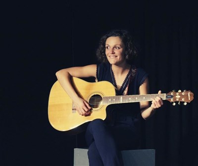 Marion Pouvreau Mais t'as quel age seul en scène guitare
