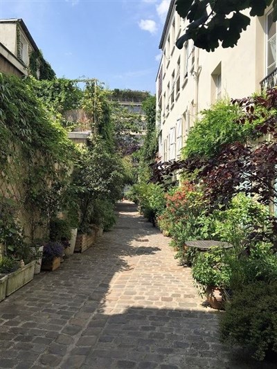 Photo 4 de Visite guidée : Cours et passages discrets de la bastille | par Interkultur Paris