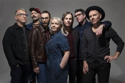 Photo 1 de Belle and Sebastian performing If You're Feeling Sinister + fan favourites