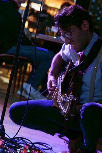 Une épopée sonore portée par la guitare, les textes et l’intensité du live.