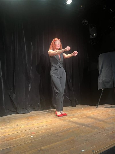 Photo 2 de Héloïse Pia dans Au bonheur d'être Femme