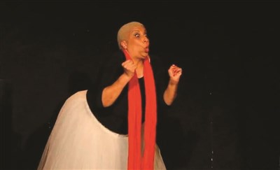 Photo 3 de Nadine Charvolin dans Trop tout