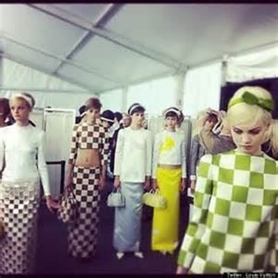 Photo 3 de Visite guidée : La mode et le luxe Avenue Montaigne avec une styliste