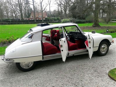 Photo 1 de Visite de Paris en voiture ancienne : Citroën DS de collection