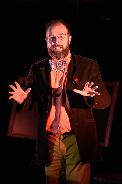 Photo 2 de Professeur T dans La Cirqu'Conférence