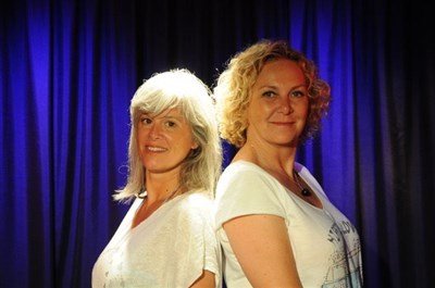 Photo 1 de Karine et Corinne dans Entrez dans la transe !