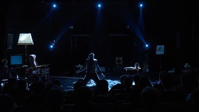 Prélude Bettman, un seul-en-scène de théâtre musical au cœur d’une dystopie où le bonheur est imposé.