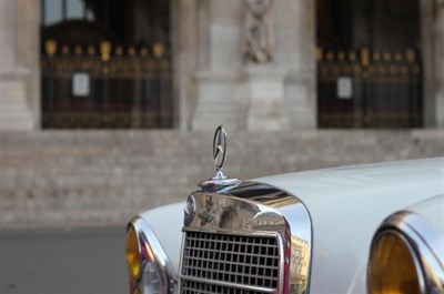 Photo 1 de Balade guidée en voiture de collection - Mercedes 280 SE de 1970 : Paris Insolite