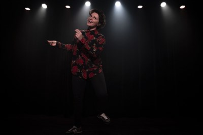 Photo 1 de Lucie Carbone dans Badaboum-un spectacle d'humour