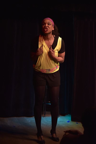 Photo 1 de Alice Tall dans Confidanse