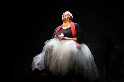 Photo 7 de Nadine Charvolin dans Trop tout