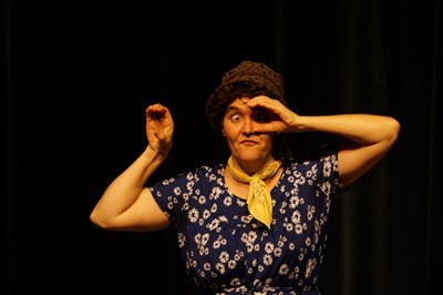 Photo 2 de Louise Bouriffé dans Hashtag et tête de bois !