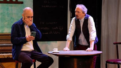 Jean-Seb (Florent Aumaître) informe Marc (Jérémy Manesse) des dangers des applis de rencontre