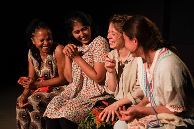 Photo 3 de Femmes au bord du monde