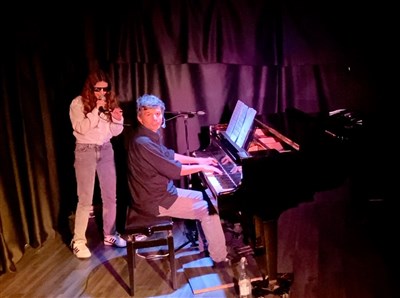 Photo 1 de Spectacle inclassable ! (chanson déjantée et piano acrobatique)
