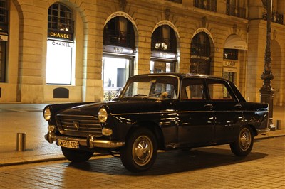 Photo 1 de Balade guidée en voiture de collection - Peugeot 404 de 1963 : Paris Insolite