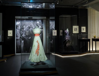 Photo 2 de Visite Guidée : Les Mondes Surréalistes d'Elsa Schiaparelli | par Caroline Bujeau