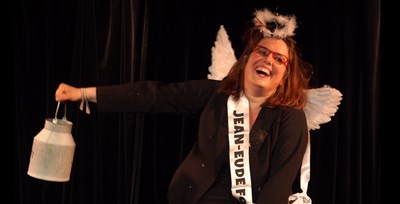 Photo 1 de Emmeline Naert dans En grandes pompes