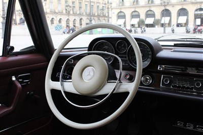Photo 2 de Balade guidée en voiture de collection - Mercedes 280 SE de 1970 : Paris Insolite