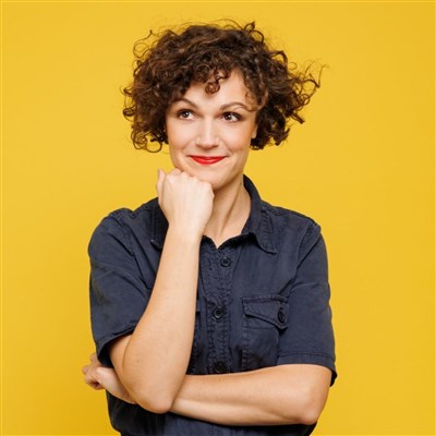 Marion Pouvreau Mais t'as quel age seul en scène spectacle intergénérationnel à voir en famille