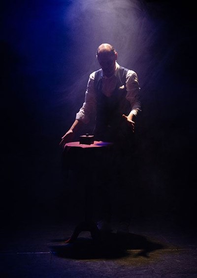 Photo 2 de Anthony James dans L'Atelier de l'enchanteur