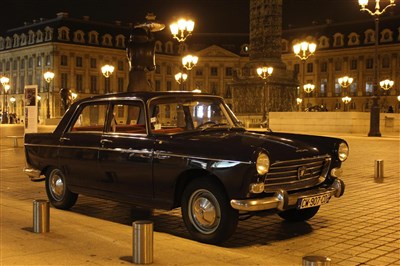 Photo 1 de Balade guidée en voiture - Peugeot 404 de 1963 : Paris Rive gauche