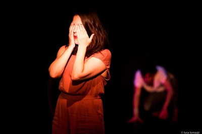 Photo 2 de Rouge | Histoire de la petite fille aux chaussettes rouge sang