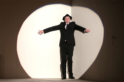 Photo 2 de Pierric dans Homme encadré sur fond blanc