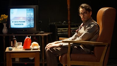 Bettman, au 34e jour du programme Transmigration, sous la surveillance d’OMNYS.