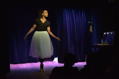 Photo 2 de Alice Tall dans Confidanse