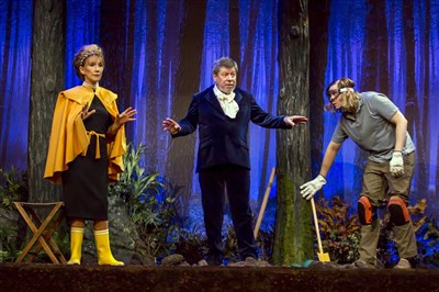 Photo 2 de La famille et le potager | avec Marie-Anne Chazel et Régis Laspalès